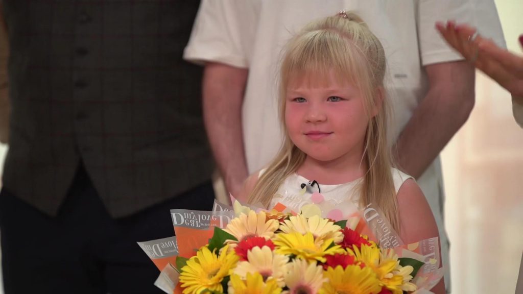 Девочка так и не смогла вручить маме букет цветов