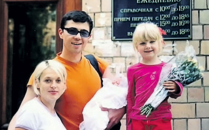 2002 год: Сергей забирает из роддома жену Свету с новорожденным Сашей. Справа - четырехлетняя Оля
