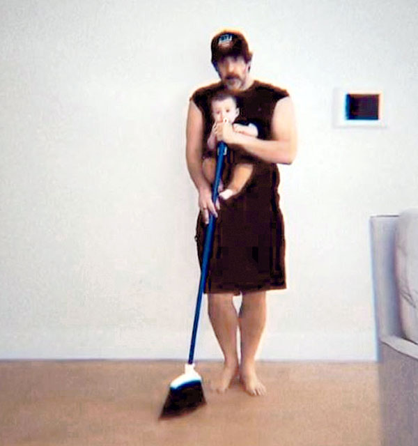 У молодого отца в последнее время всегда заняты обе руки