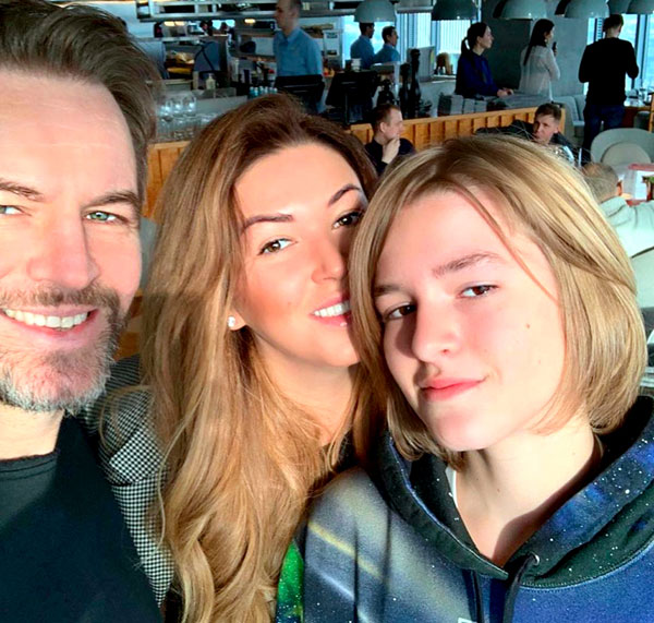 После развода певица и ее бывший - Роман (у них общий сын Артем) общаются по-человечески