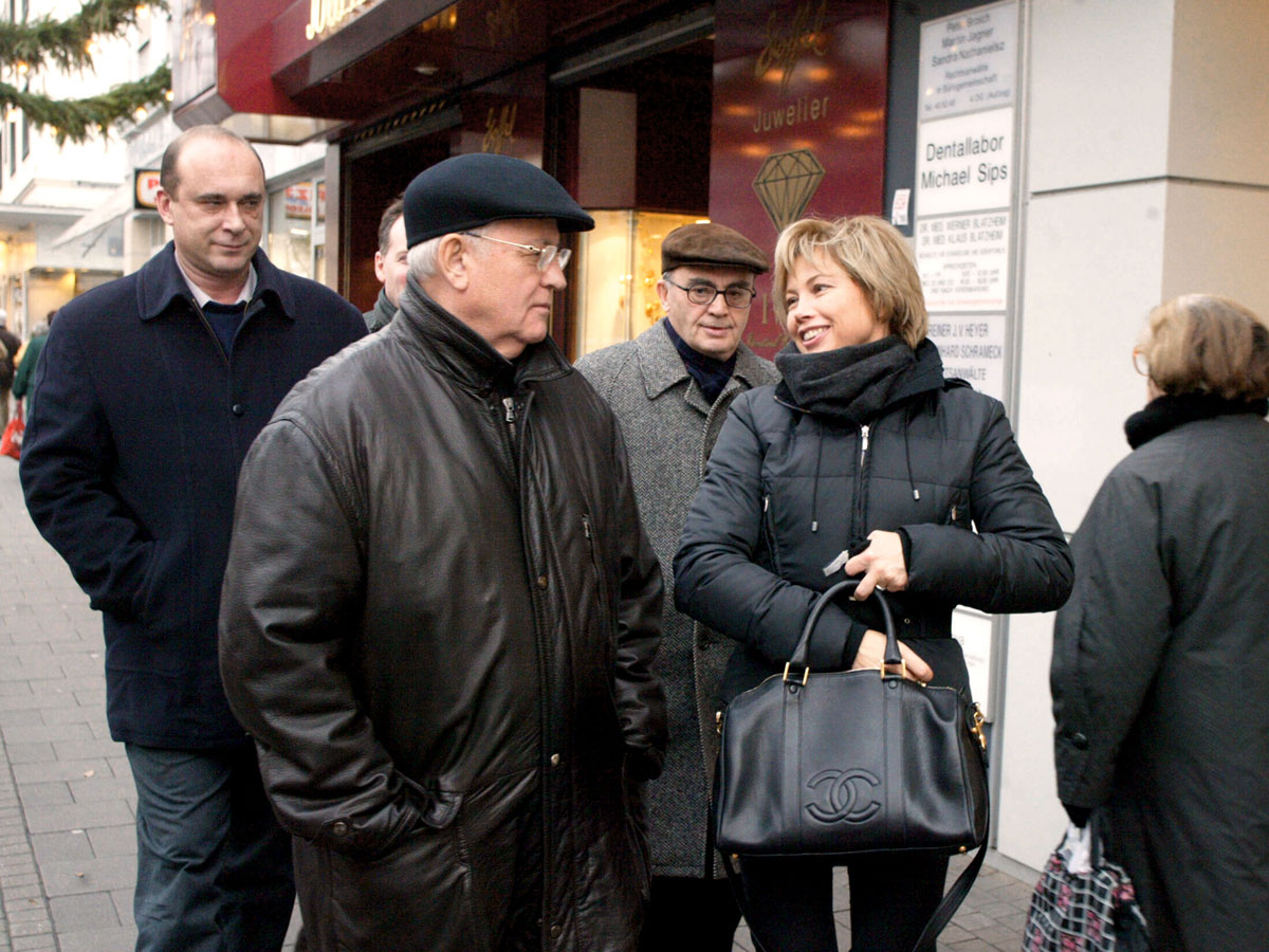 Михаил Горбачев с дочерью Ириной Вирганской во время прогулки по Кельну. Ирина уже много лет живет в Баварии, как и старшая внучка Михаила Сергеевича - Ксения. Младшая внучка, Анастасия, хочет перебраться в Берлин