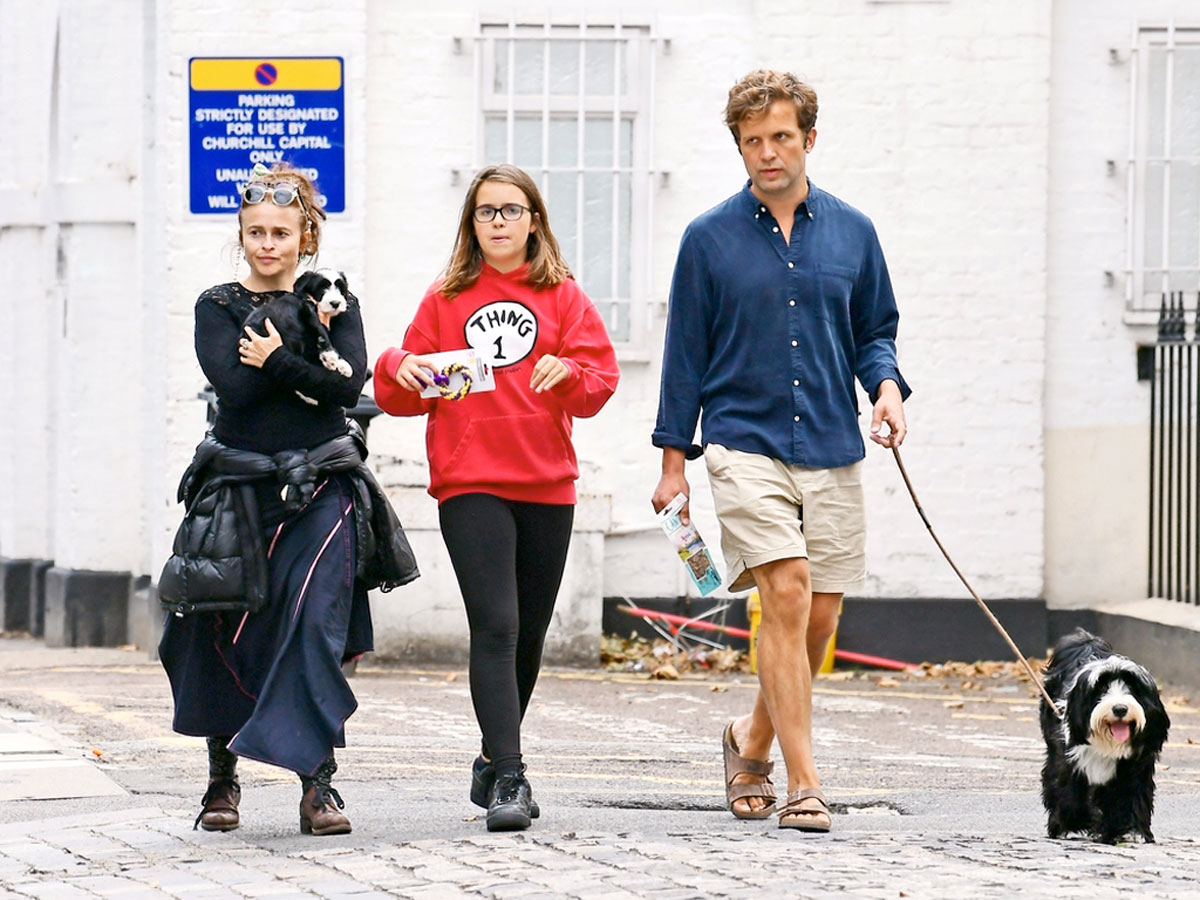 На прогулке Хелену чаще всего сопровождают дочь Нелл и бойфренд Рей