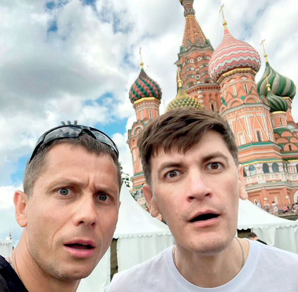 В роли тренера сборной Борзаковский (слева) иногда очень смахивает на шоумена Александра Гудкова