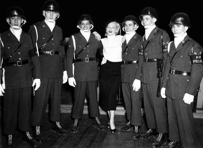 Мэрилин Монро с американскими солдатами в Южной Корее