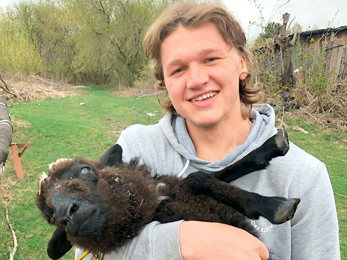 Частичка родины: овечку хоккеисту придется оставить на фазенде родителей в Кемеровской области
