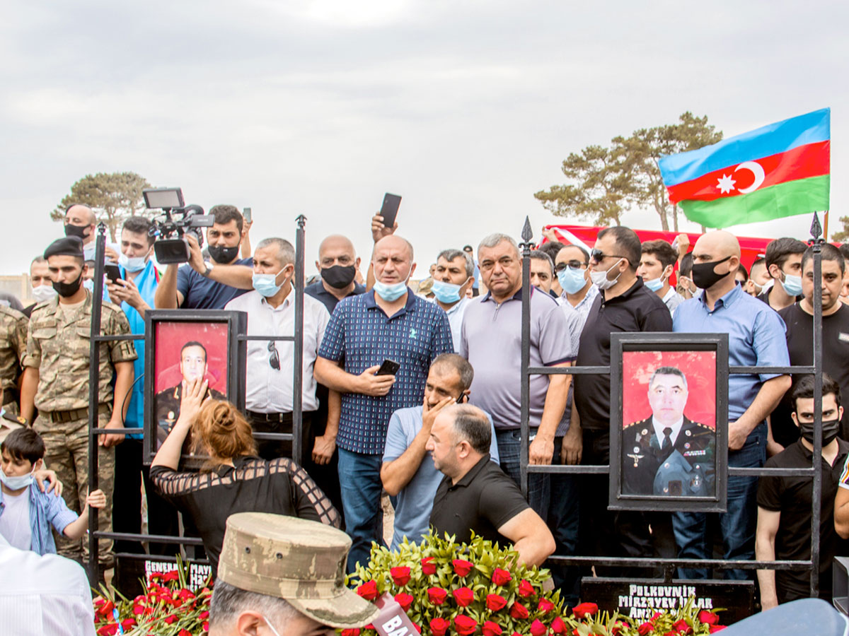 Похороны азербайджанского генерала Полада Гашимова и его сослуживцев превратились в антиармянскую манифестацию