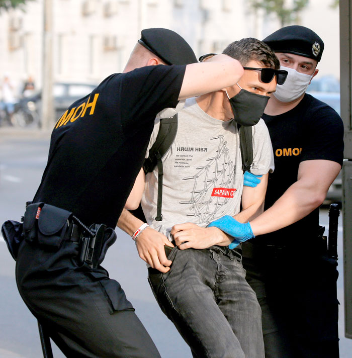 ОМОН задерживает провокатора, который бросал камни в милицию. Кстати, на нем майка с эмблемой русофобского сайта «Наша Нива»