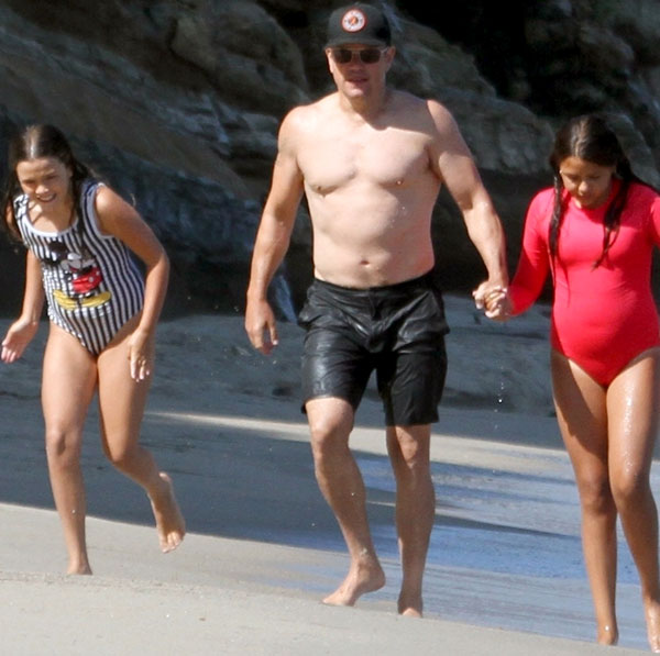 У Мэтта три дочери: на фото с пляжа в Малибу он с 11-летней Джией Завала и 9-летней Стеллой. У его жены есть опять же дочь от первого брака - 21-летняя Алексия, которая учится в колледже в Нью-Йорке. Актер признался, что девушка переболела COVID-19