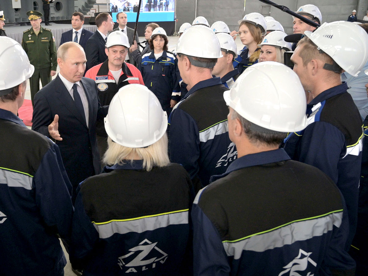 Владимир Путин на церемонии закладки десантных кораблей (Керчь, завод «Залив»)