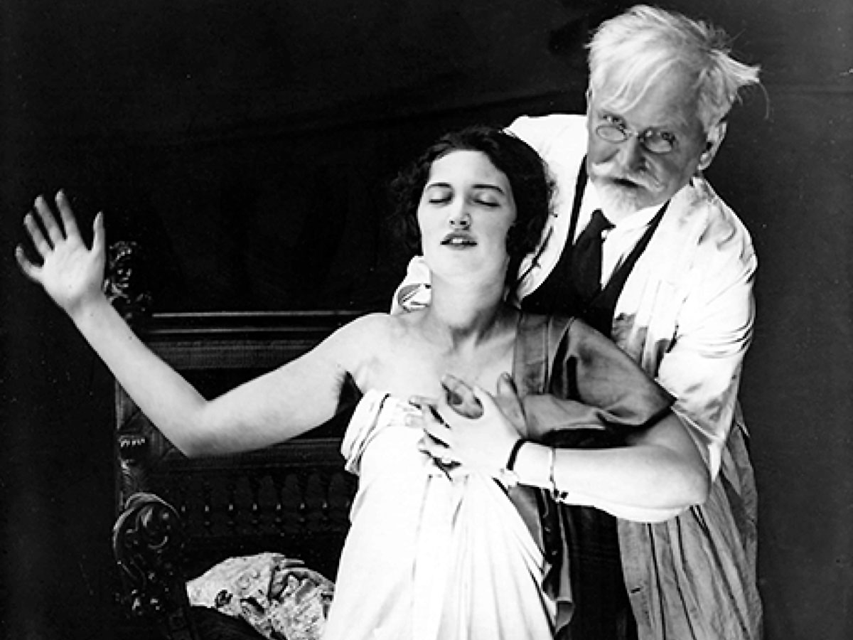 Альфонс с натурщицей во время работы