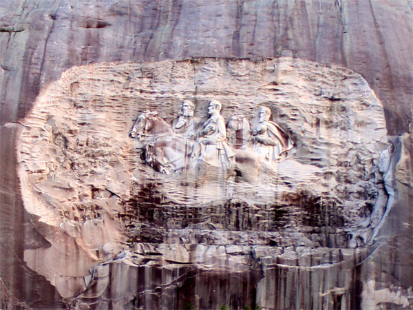 Негры с оружием в руках выступили против мемориала президентам Дэвису, Ли и Джексону