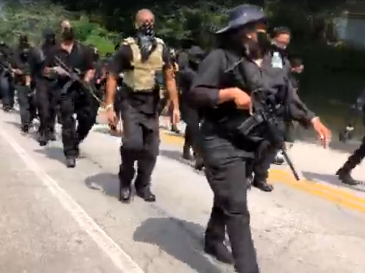 Негры с оружием в руках выступили против мемориала президентам Дэвису, Ли и Джексону