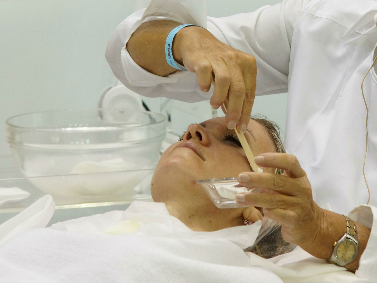 Какие процедуры для лица можно делать летом?