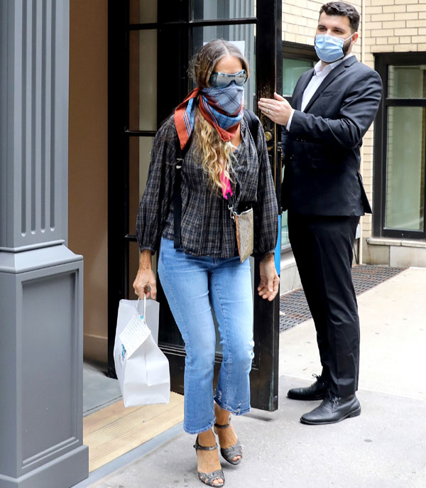 После шопинга Паркер обмыла покупки в соседнем греческом ресторане Estiatorio Milos. По сравнению со своим магазином цены в забегаловке ее приятно удивили