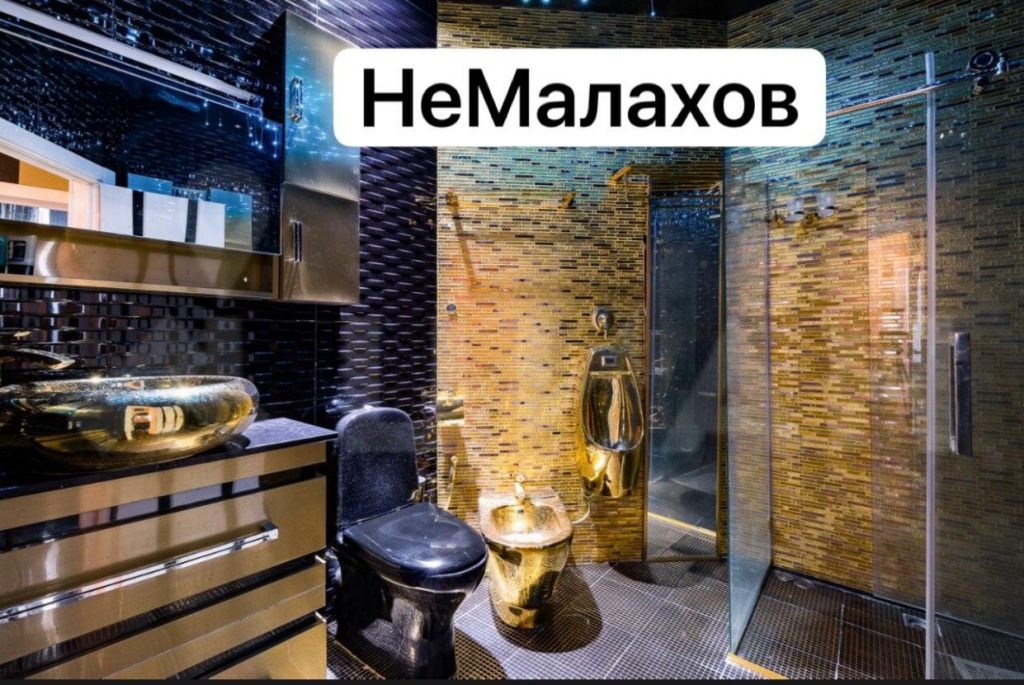 Вот так выглядит ванная комната в квартире Алибасова 