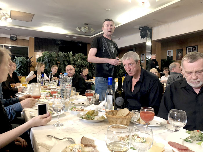 Актер Олег Протасов (стоит) на поминках по Виктору Проскурину в Доме кино