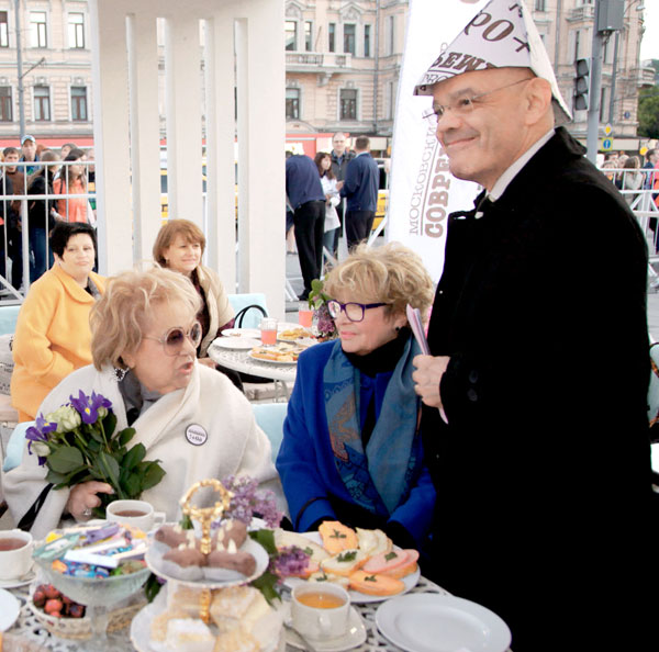 На 60-летии театра «Современник» ??на Триумфальной площади в Москве в 2016 году Райкин и Неелова не отходили от Галины Волчек