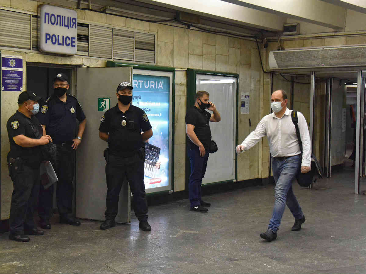 Число пострадавших во время взрыва у метро в Киеве выросло до четырех