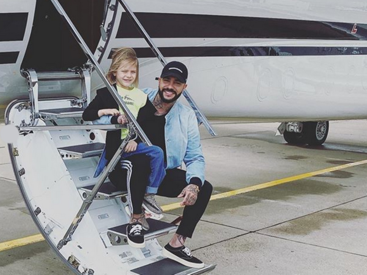 В Сети гадают, кого Тимати взял в отпуск кроме дочки и мамы