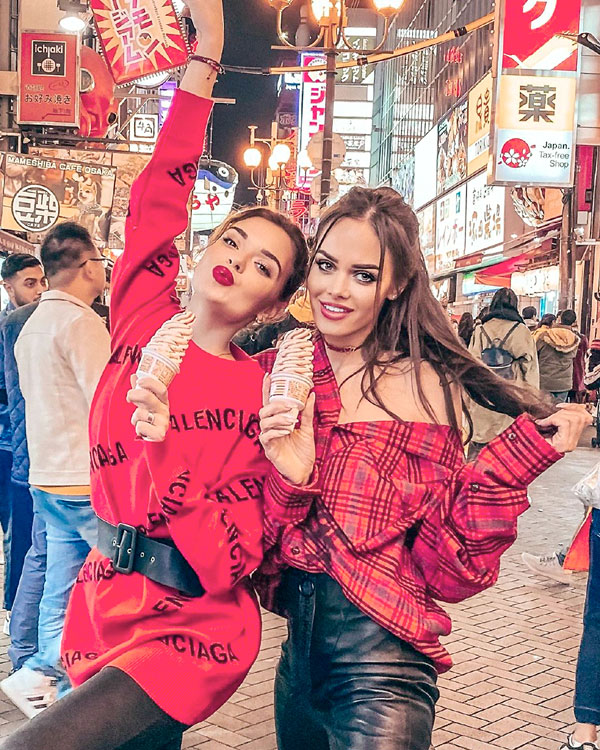 Олимпийская чемпионка Сочи фигуристка Аделина Сотникова не раз приезжала к подруге в Казань, а этот совместный снимок сделали в Японии