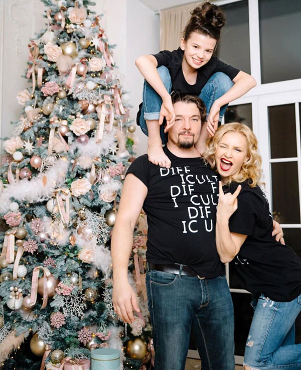 Настя спустя годы тоже перебралась в Москву, где вышла замуж за актера Алексея Субботина и родила от него дочку Яну