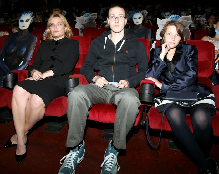 Ольга Любимова (слева) привела на премьеру своих детей - Никиту и Варвару