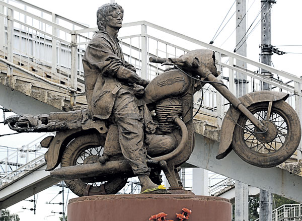 Памятник в городе Окуловка Новгородской области, где Цой однажды переночевал