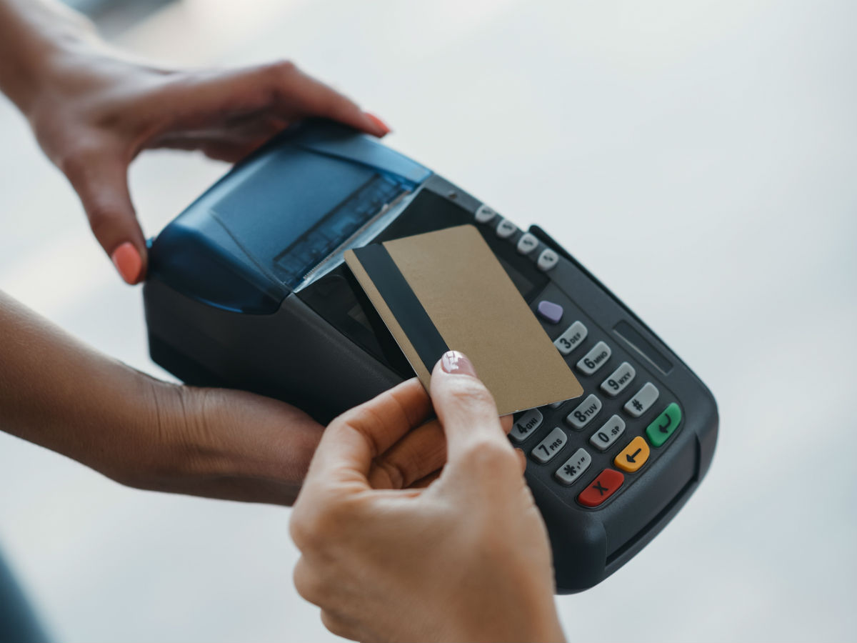 Где опасно расплачиваться банковской картой?
