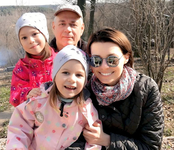 Вторая семья журналиста: жена Юля, дочки Вера и Варя