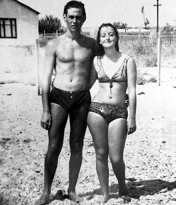 Про это фото Сергей говорил: «Мне тут 15. С этой девахой дружил гормонально дней 5 в Керчи»