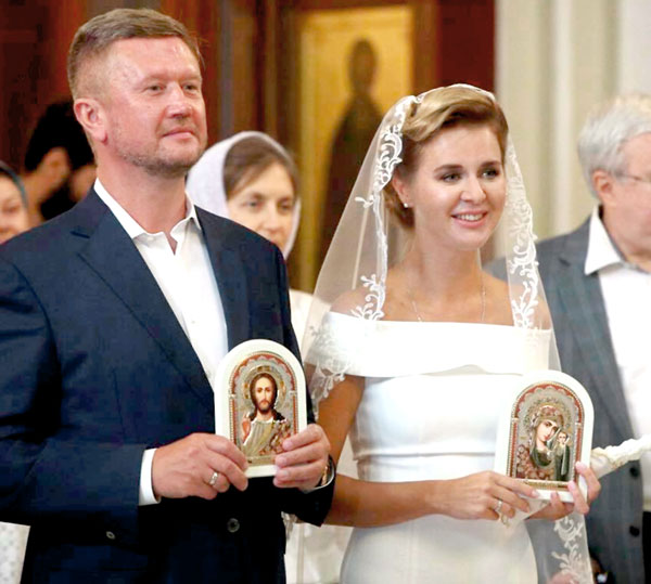 В августе 2019-го Красногородская обвенчалась с бизнесменом Антоном, с которым до этого встречалась два года
