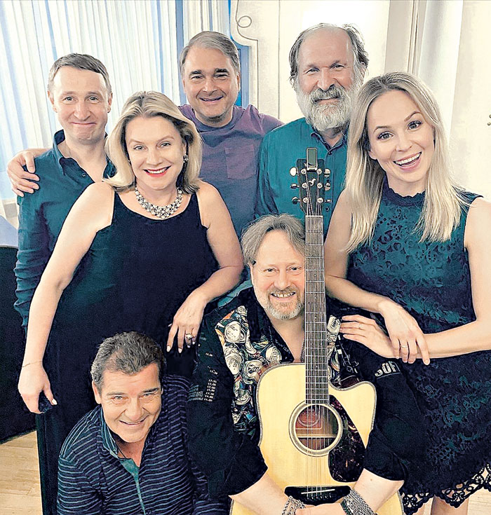 «6 кадров» - Ирина Медведева, Федор Добронравов, Андрей Кайков, Галина Данилова, Сергей Дорогов и режиссер проекта Александр Жигалкин (в центре на заднем плане) на недавнем дне рождения Эдуарда Радзюкевича (с гитарой)