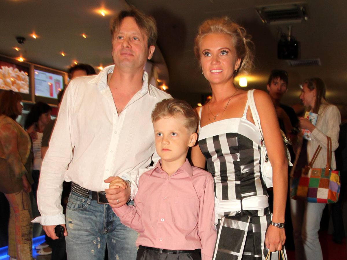 Все свободное время заботливый семьянин Радзюкевич посвящает сыну Гоше и жене Елене Юровских