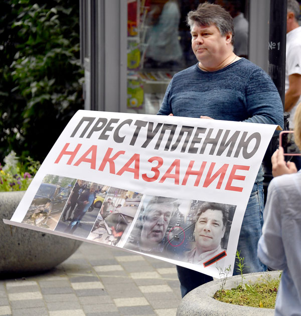 У здания суда, где проходят заседания по громкому делу, с плакатами стоят и поклонники Михаила Олеговича, и люди, выступающие на стороне потерпевших