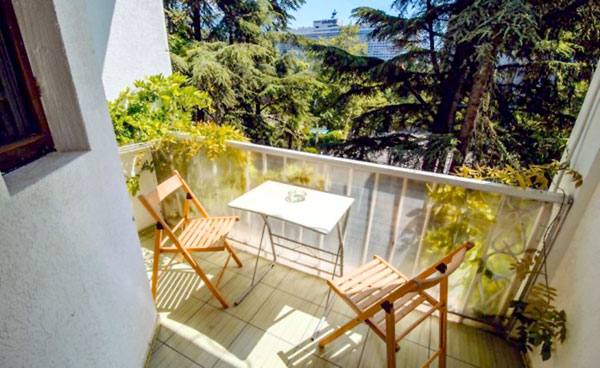 Двухместный номер с «просторной» лоджией в «Массандре» сейчас стоит 1500 руб. в сутки