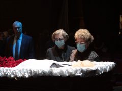 Жанна Болотова у гроба мужа