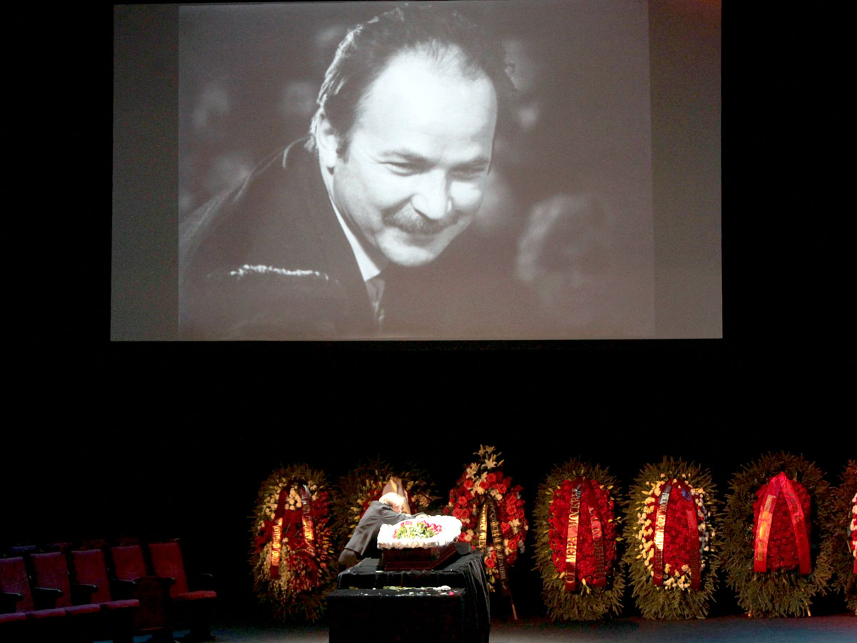 Гроб окружали многочисленные венки, в том числе от президента России