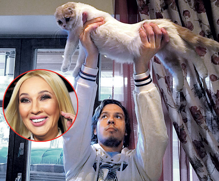 Хоккеист Макаров носит Фофу на руках