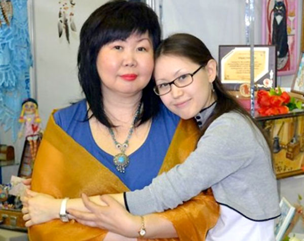 Ольга Бельды возглавляет в Хабаровске фонд памяти мужа, их наследница Елена работает экономистом, а на досуге поет