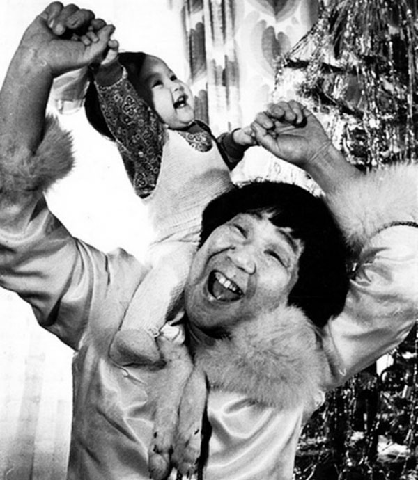 Большой певец малых народов с дочкой (1993 г.)