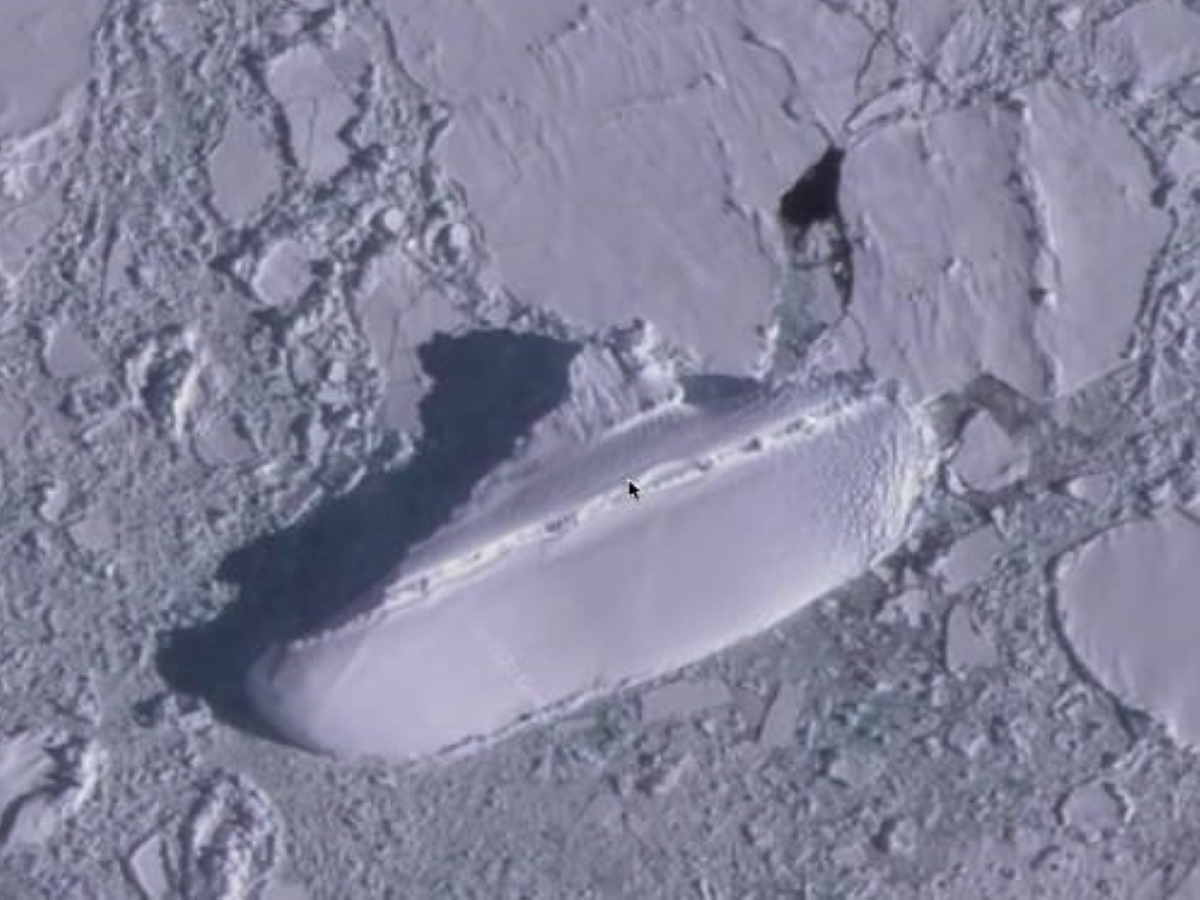 На снимках со спутника разглядели льдину, похожую на корабль