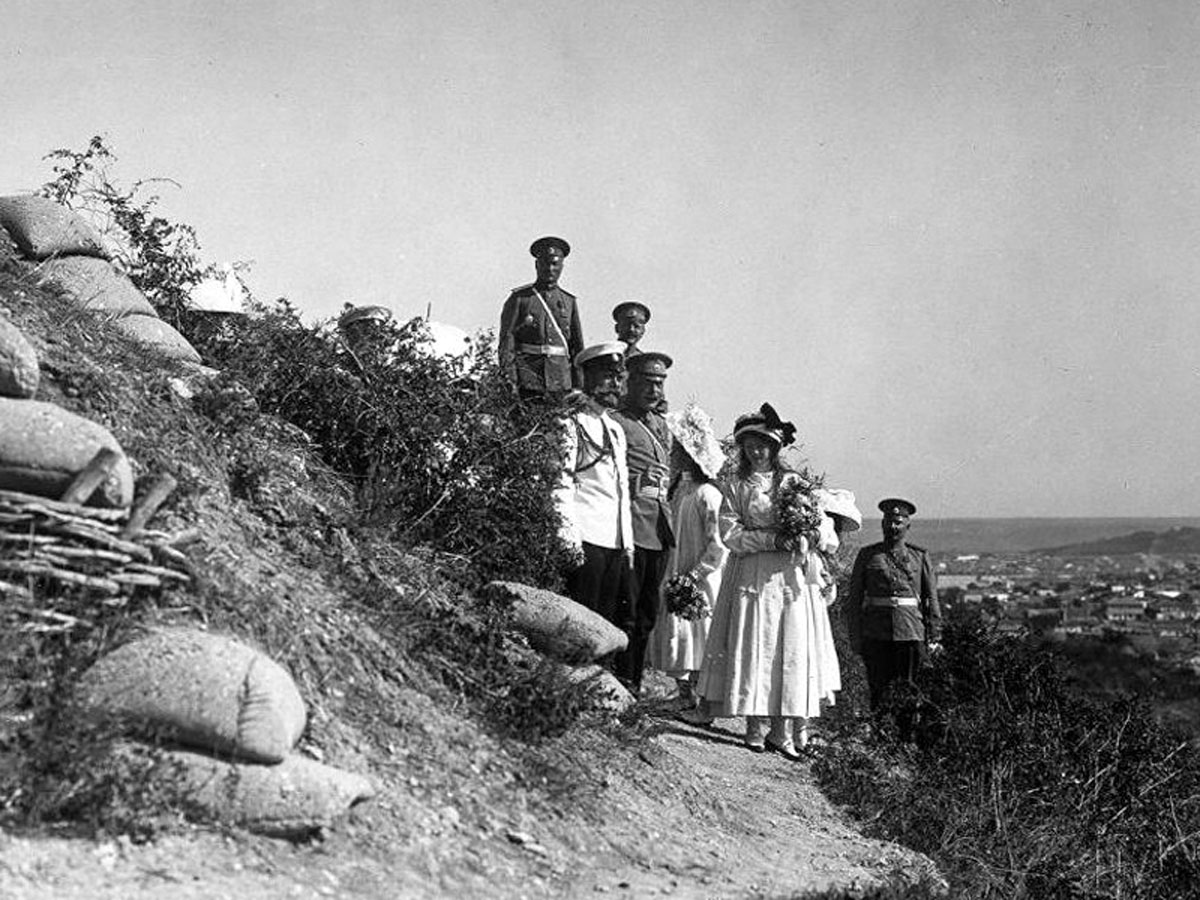 Император с дочерями и несколькими военными на Сапун-горе в Севастополе (1913 г.)
