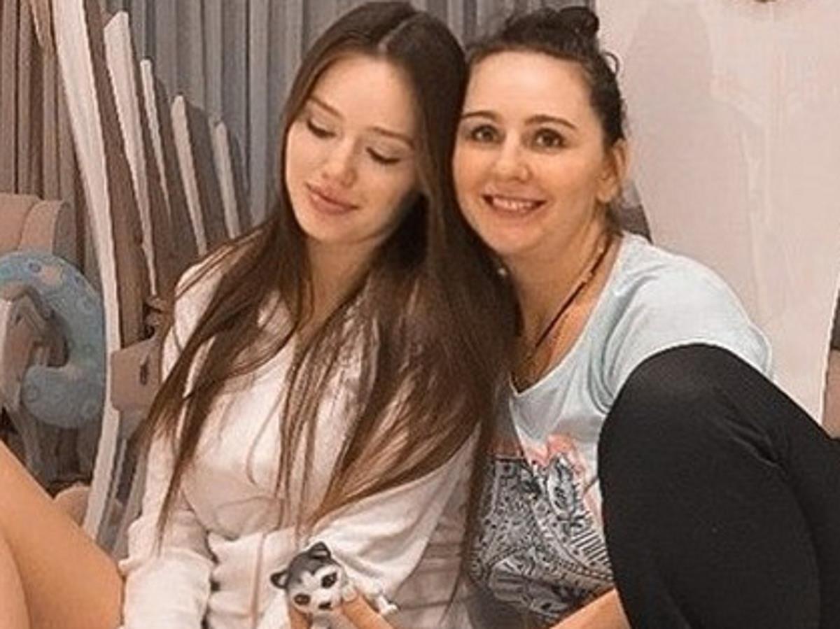 Мама Анастасии Костенко защищает дочь, не стесняясь в выражениях