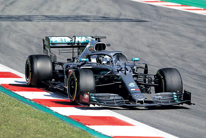 За рулем «Мерседес W10» Никита чувствует себя уверенно