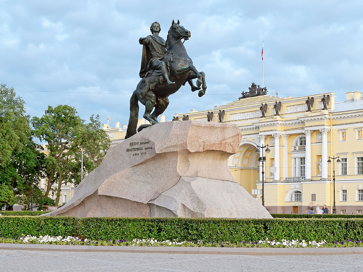 Описание памятника петра 1 в петербурге. Медный всадник памятник в Санкт-Петербурге. Памятник Петру 1 в Санкт-Петербурге медный всадник. Памятник Петру i медный всадник. Статуя Петра 1 в Санкт-Петербурге.