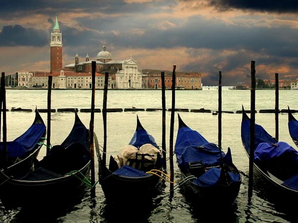 Отдыхающие выкинули туриста из лодки