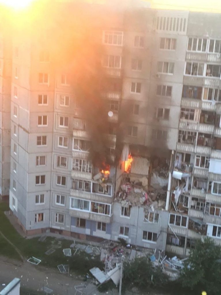 Предположительно, взрыв произошел в квартире на четвертом этаже