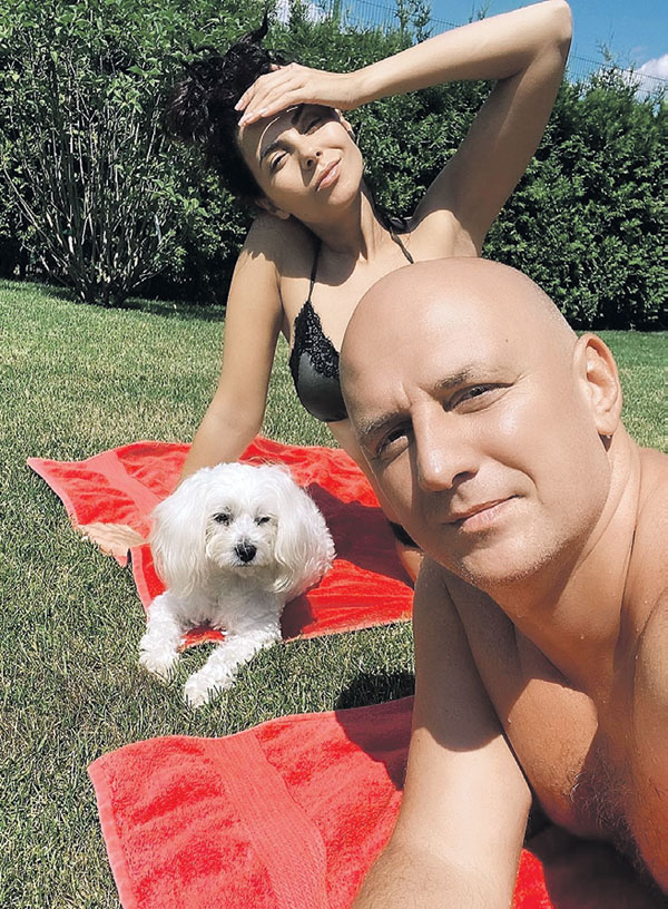 Студенттік жатақханадағы секс Жас қыздар үйде топтық жыныстық қатынасқа түскен (видео)