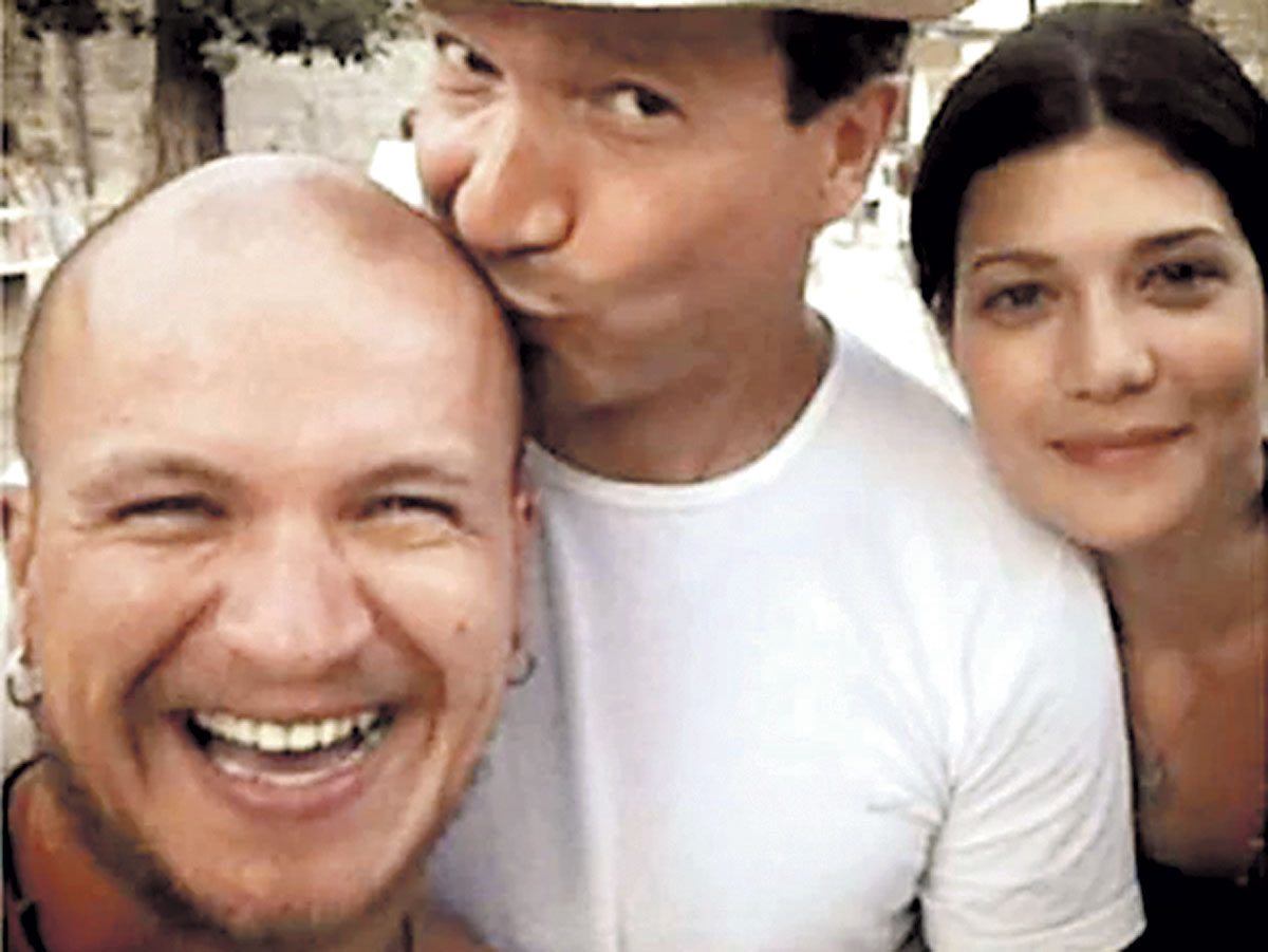 Рыжаков любит целовать друзей в головку. Справа - его дочь Саша