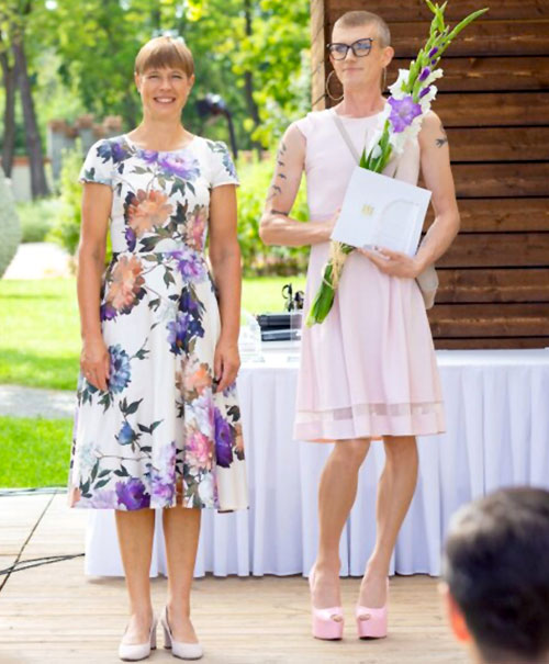 Президент Эстонии довольной улыбкой встретила писаку-трансвестита